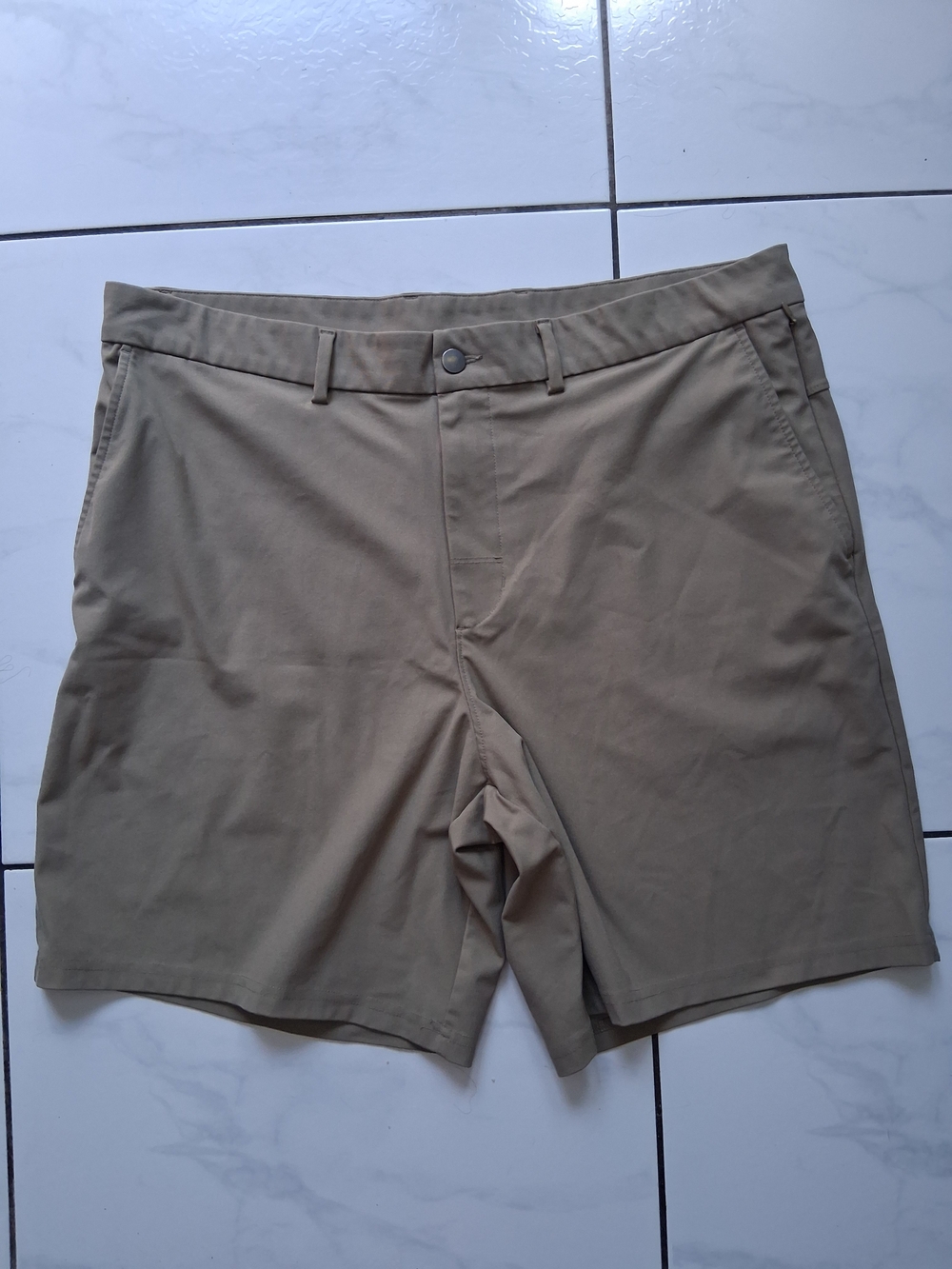 Old Navy Active Tech hybrid Khaki men shorts 4 way stretch Excellent condition